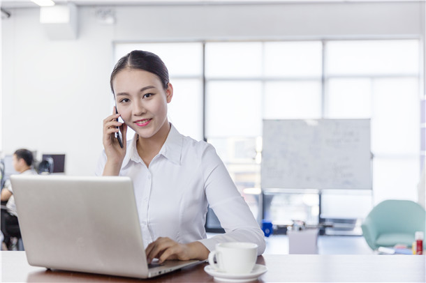 客服打電話與客戶溝通