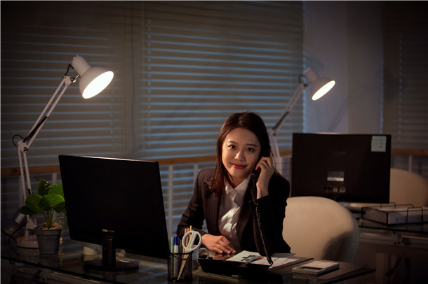 企業員工跟客戶電話溝通